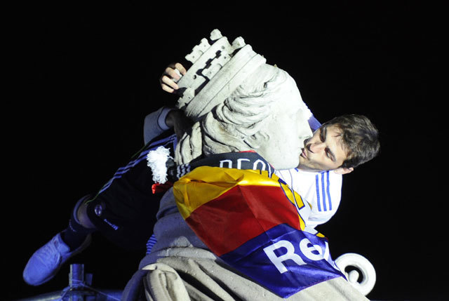 Casillas Kübelé istennő szobrát is megcsókolta örömében