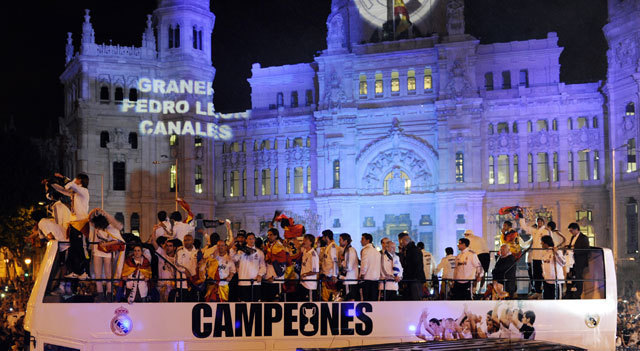A Real Madrid győzelmét a szokásokhoz híven a madrid Cibeles téren ünnepelte a szukolókkal 