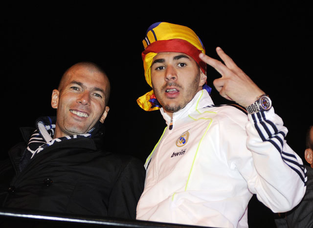 Zinedine Zidane is a csapattal ünnepelt, a képen honfitársával, Karim Benzemával pózol a fotósoknak 