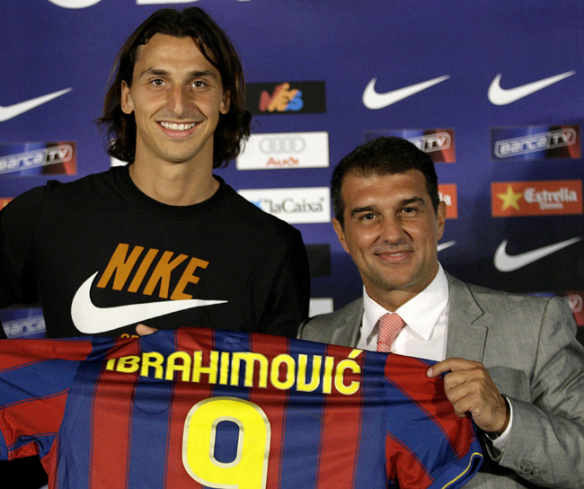 Zlatan Ibrahimovic és Joan Laporta, a Barcelona elnöke a játékos hivatalos bemutatásakor.