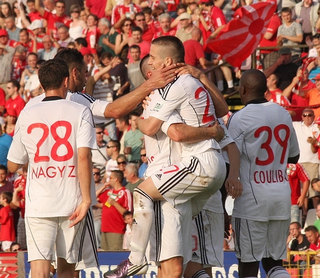 A Debreceni VSC csapata ünnepli Bódi Ádám (középen) gólját 