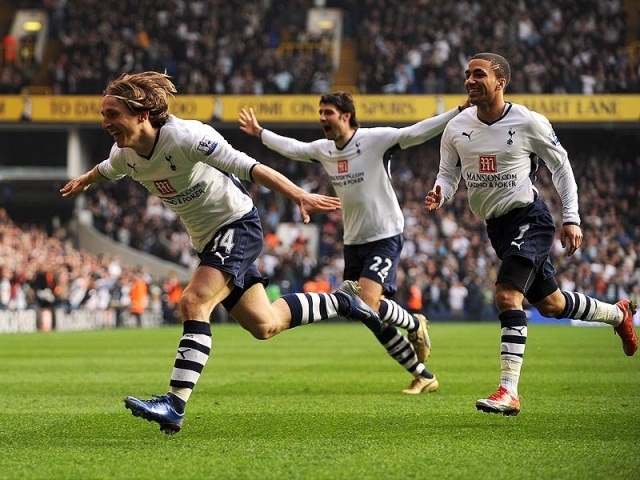 A Tottenham játékosai élükön Luka Modriccal örülnek