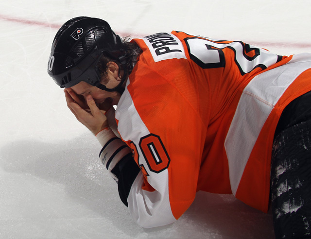 Chris Pronger, a Philadelphia Flyers hokisa a jégen, miután fejbe találták egy koronggal.