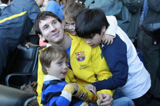 Lionel Messi egy argentin reptéren az unokaöccseivel és unokahúgával