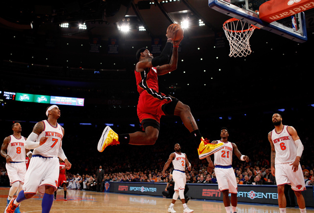 Lebron james, a Miami Heat játékosa zsákol a New York Knicks elleni meccsen az NBA-ben