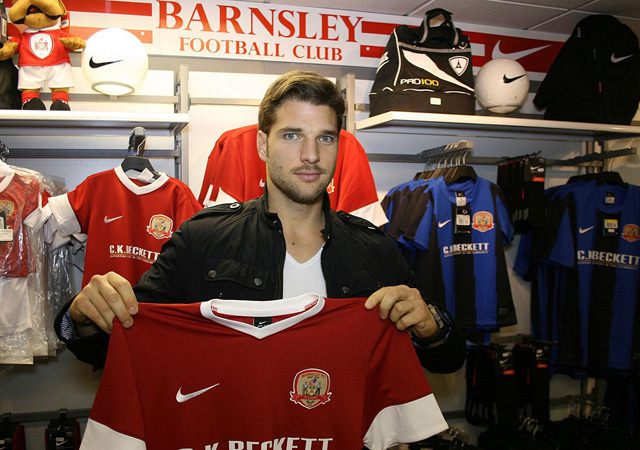 Buzsáky Ákos a Barnsley FC új játékosaként 2012-ben.