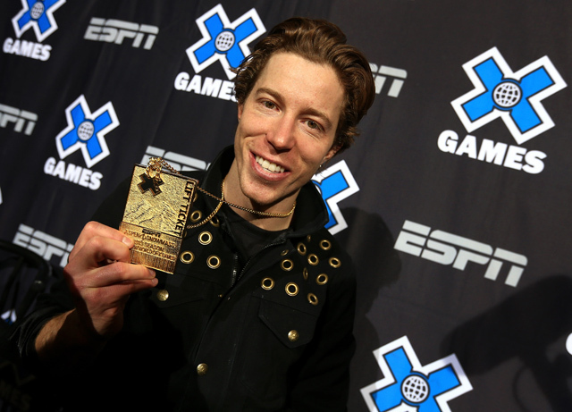 Shaun White, a snowboardsport legnagyobb sztárja a az X-Games győzelmét ünnepli 