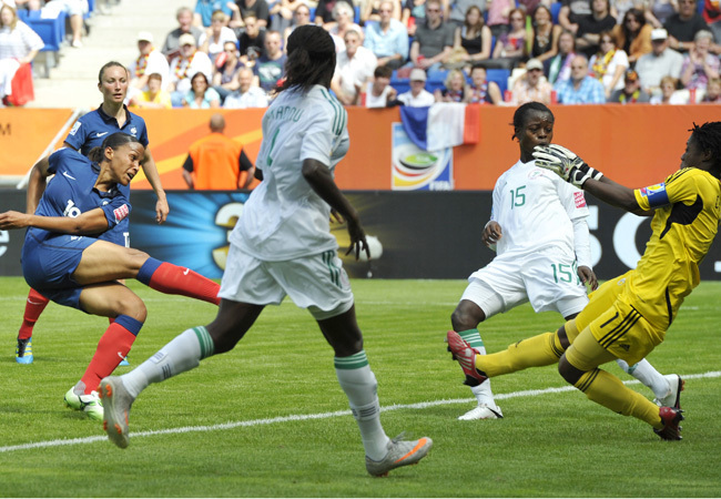 Marie-Laure Delie gólt lő a Franciaország-Nigéria mérkőzésen a női labdarúgó-világbajnokságon 2011 júniusában Németországban