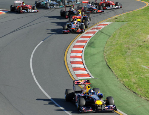 Vettel vezeti a mezőnyt a 2011-es Ausztrál Nagydíj rajtja után
