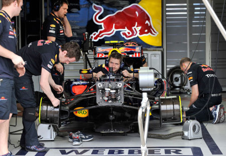 A Red Bull Renault szereli dolgoznak Mark Webber autóján a Forma-1-es Ausztrál Nagydíj előtt 2011 márciusában
