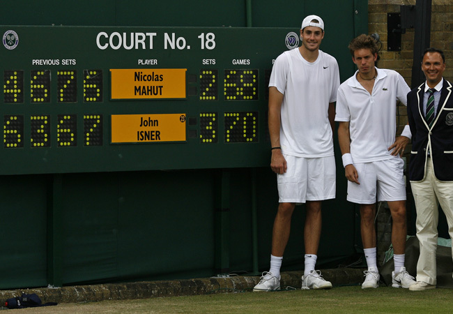 John Isner és Nicolas Mahut állnak az eredményjelző mellett, miután befejezték három napig tartó mérkőzésüket a wimbledoni torna első fordulójában 2010 júniusában