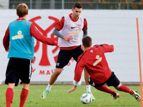Szalai Ádám küzd a labdáért a Mainz edzésén, amelyen először vett részt 2011 januári térdsérülése óta 2011 októberében