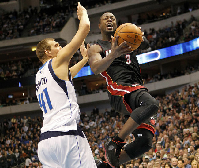 Dirk Nowitzki és Dwayne Wade küzdenek a Dallas Mavericks-Miami Heat NBA-mérkőzésen 2010-ben
