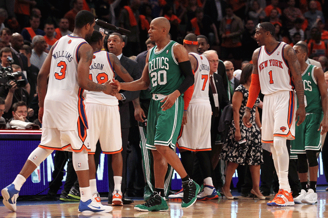 Shawne Williams (3, New York Knicks) gratulál Ray Allennek (20, Boston Celtics)
