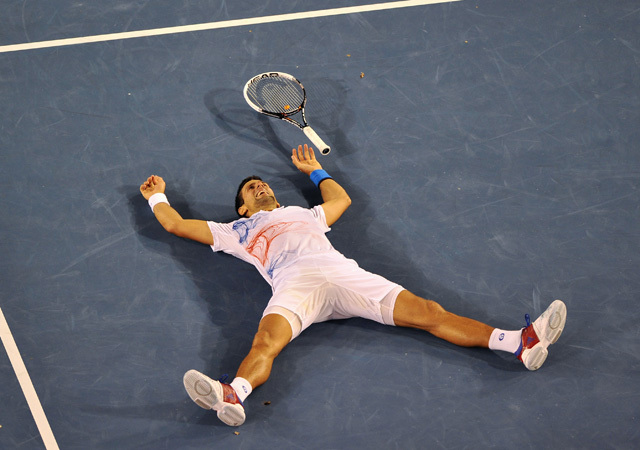 Novak Djokovics fekszik a földön az Andy Murray elleni mérkőzése után az Australian Openen 2012-ben