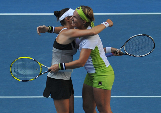 Vera Zvonarjova és Szvetlana Kuznyecova örülnek a női párosok döntőjében aratott győzelmüknek az Australian Openen 2012-ben