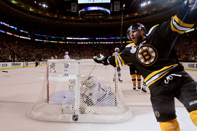 A Boston Bruins játékosa, David Krajeci ünneplei a Vancouver Canucks ellen szerzett gólját a Stanley Kupa döntőjének harmadik mérkőzésén, ahol a Boston gólzáporos, 8-1-es győzelmet aratott.