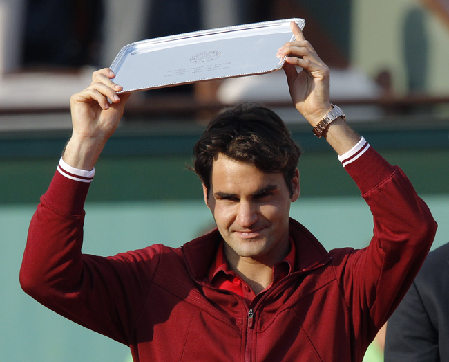 Roger Federer, a Roland Garros döntőben szerzett második helyért kapott tállal a kezében - Fotó: AFP