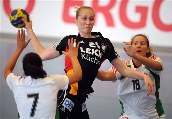 A magyar SZUCSÁNSZKI Zita (b) és SZAMORÁNSKY Piroska (j) szerelni próbálja a német Nadja NADGORNAJA-t a női kézilabda-világbajnokság selejtezőjének első mérkőzésén Balingenben. 