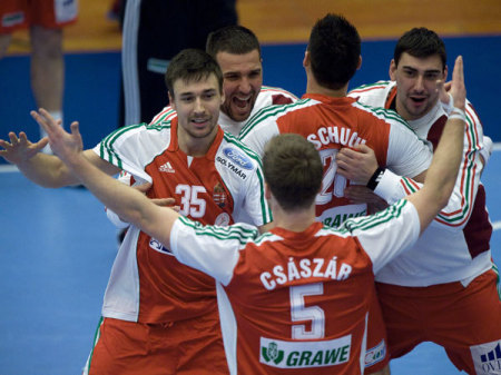 A magyar válogatott ünnepli a Norvégia felett aratott győzelmet a férfi kézilabda világbajnokságon.