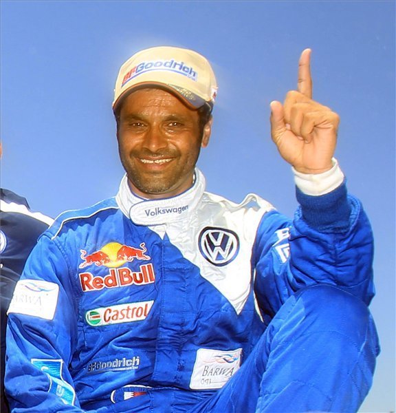 Az összetett végső győztese, a katari Nászer Szaleh al-Attijah ünnepel az argentínai Baraderóban 2011. január 15-én, miután a Dakar-rali tizenharmadik, utolsó szakaszán célba ért.
