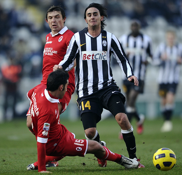 Aquilani tolja el a labdát egy védő mellett a Juventus-Bari olasz bajnoki meccsen.