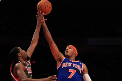 A New York Knicks- Milwaukee Bucks meccsen Carmelo Anthony haercol a labdáért.