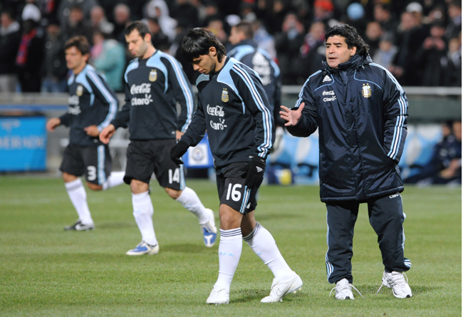 Maradona és Agüero - Fotó: AFP