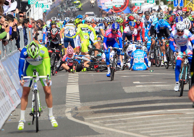 Baleset a Giro d'Italia harmadik szakaszának befutója előtt a dániai Horsensben 2012-ben.