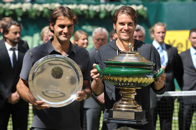 Roger Federer és Tommy Haas (balra) a hallei tenisztorna döntőjében 