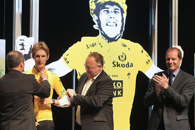Hivatalosan is a luxemburgi Andy Schleck lett a 2010-es Tour de France győztese: kedden hazájában megkapta a nyertesnek járó sárga trikót a francia körverseny igazgatójától.