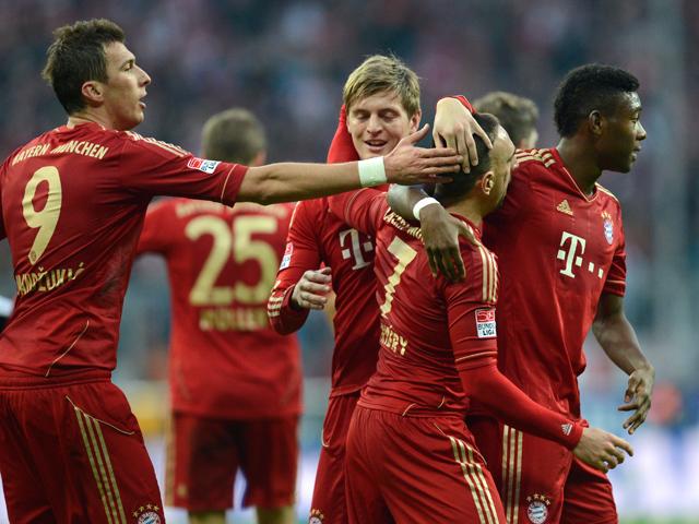A Bayern játékosai Ribéryt ünneplik