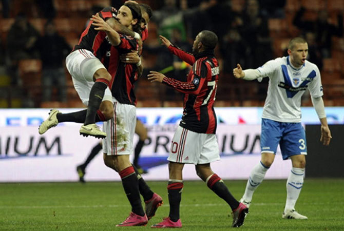Milan játékosok ünneplik Ibrahimovicot a Brescia ellen szerzett gólja után
