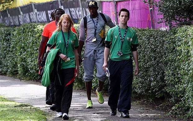 Testőrök és segítők vigyázzák usain Bolt minden monzdulatát a londoni olimpia előtt 