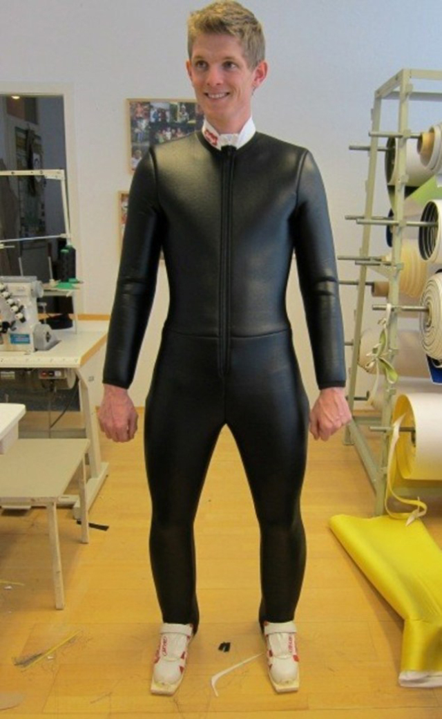 Idén nyártól már ilyen testhet simuló ruhák lesznek a síugrókon - Fotó: fisskijumping.com