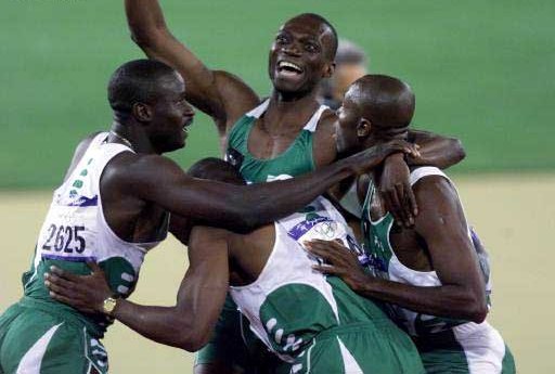 Sydneyben a nigériai váltó az Afrika rekordnak örült így, akkor még nem tudták, hogy 12 év múlva olimpiai bajnokok is lesznek - Fotó: Allsport