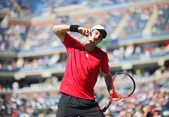Andy Murray örül a John Isner elleni mérkőzésén a US Open negyeddöntőjében 2011 szeptemberében