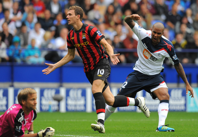 Edin Dzdeko ünnepli a gólját Jussi Jaaskelainen és Knight mellett a Bolton-Manchester City mérkőzésen a Premier League-ben 2011 augusztusában