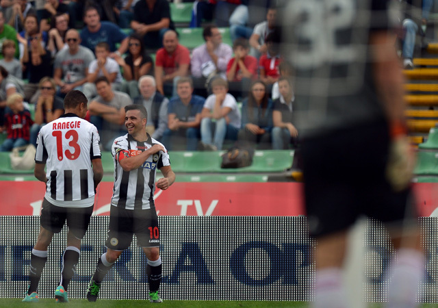 Mattias Ranegie és Antonio Di Natale örülnek egy gólnak az Udinese-Milan mérkőzésen a Serie A-ban 2012-ben.
