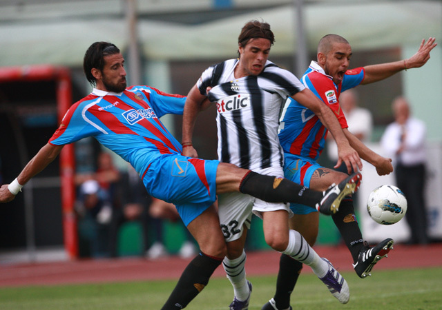 Alessandro Matri küzd Nicola Spollival és Giuseppe Belluscival a Catania-Juventus mérkőzésen a Serie A-ban 2011-ben.