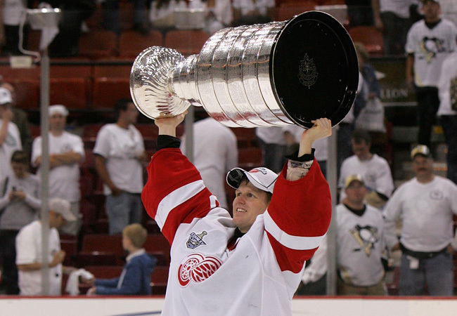 Chris Osgood, a Detroit Red Wings kapusa emeli a feje fölé a Stanley Kupát, amelyet harmadszor nyert el 2008 júniusában