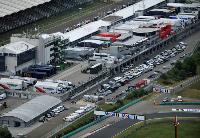 Légifotó a Hungaroring paddockjáról a 2010-es Forma-1-es Magyar Nagydíj előtt
