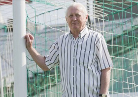Albert Flórián aranylabdás magyar futballista, a Nemzet Sportolója áll a kapuban a róla elnevezett ferencvárosi stadionban.