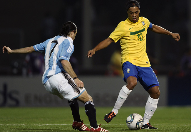 Ronaldinho cselez az Argentína-Brazília felkészülési mérkőzésen Cordobában 2011 szeptemberében