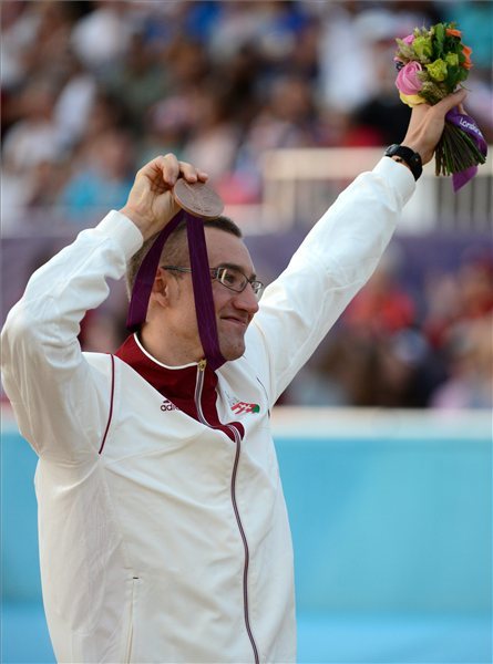 Marosi Ádám mutatja bronzérmét a férfi öttusázók versenyének eredményhirdetésén a 2012-es londoni nyári olimpián, a Greenwich Parkban 2012. augusztus 11-én. MTI Fotó: Kollányi Péter 