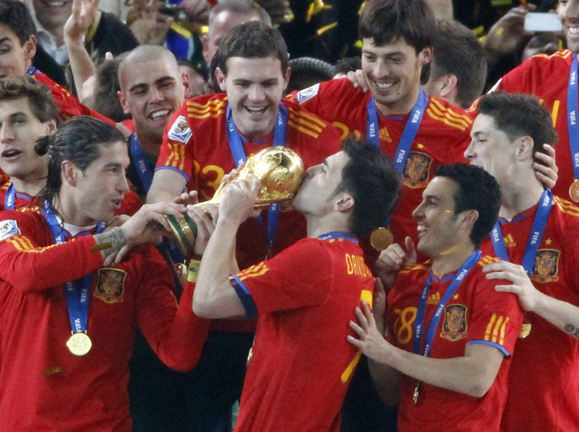 A spanyol válogatott játékosai örülnek a világbajnoki címnek.
