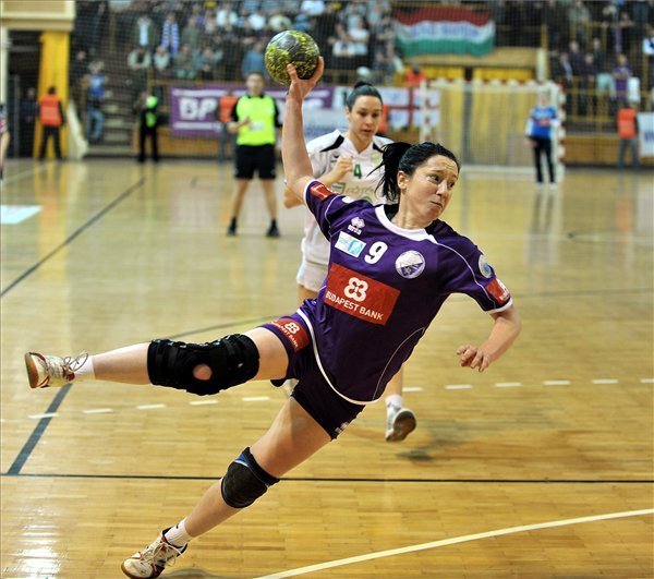 A békéscsabai Kudor Kitti kapura lő a kézilabda női NBI-ben játszott Budapest Bank-Békéscsaba mérkőzésen, Békéscsabán.