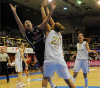 Az olasz csapatban játszó Elodie Godin (13) kosárra dob Sara Krnjic (20) és Iványi Dalma (8) mellett a kosárlabda női Euroliga 10. fordulójában játszott Pécs 2010-Taranto találkozón Pécsett, Lauber Dezső Sportcsarnokban.