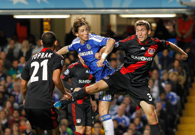 Fernando Torres küzd a Leverkusen védőivel a Chelsea Bajnokok Ligája mérkőzésén a Stamford Bridge-en 2011 szeptemberében