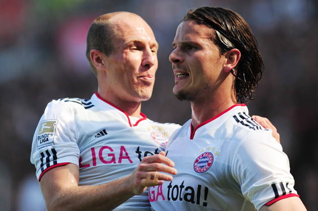 Robben és van Buyten a második gól után - Fotó: AFP